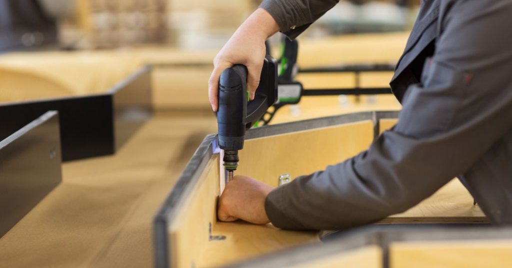 Como Montar Guarda-Roupa em Guarulhos: 5 Passos e Dicas capa montador de moveis em Guarulhos